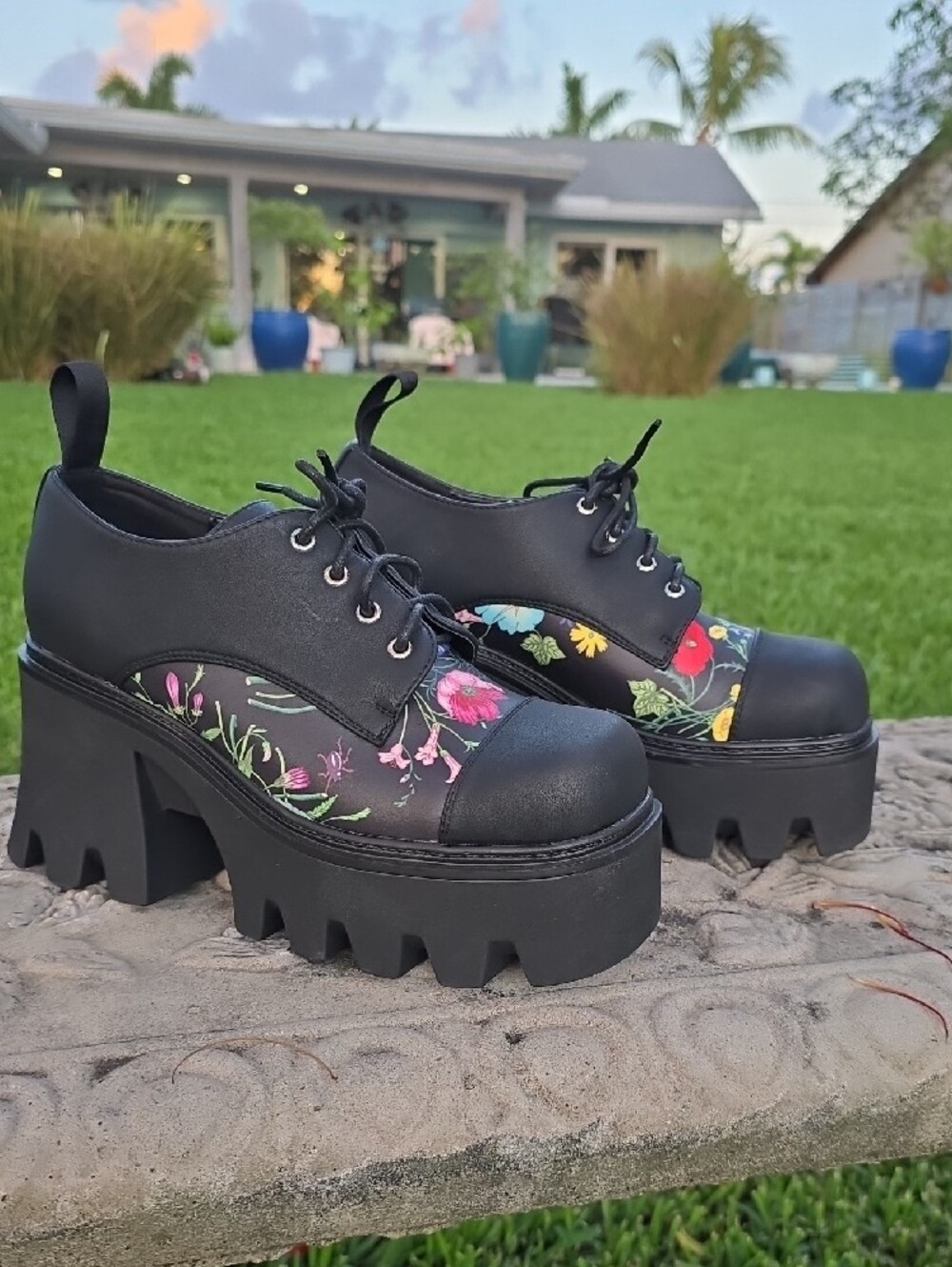 Lamoda Black Floral Platform Lace-Up Women's Shoes - Picture 3 of 10